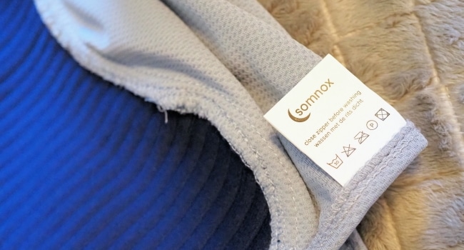 De Somnox 2 slaaprobot vastgehouden, formaat in verhouding tot een hand