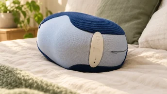 Somnox slaaprobot met blauwe stoffen hoes op een bed